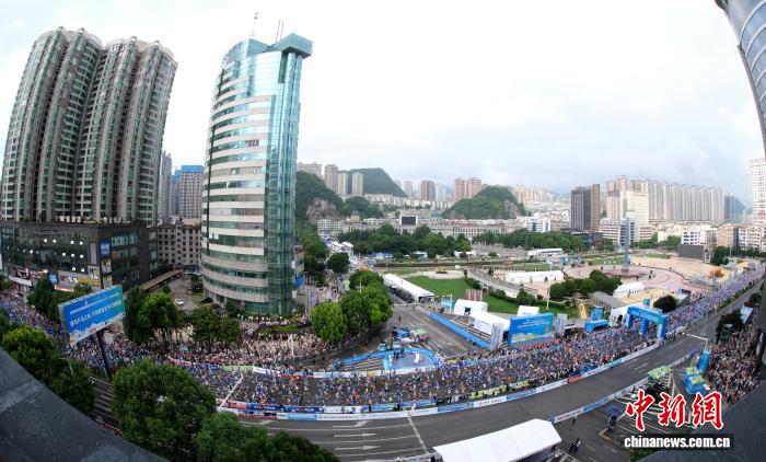 2025六盘水马拉松：3.2万跑者迎清凉赛道 破纪录成