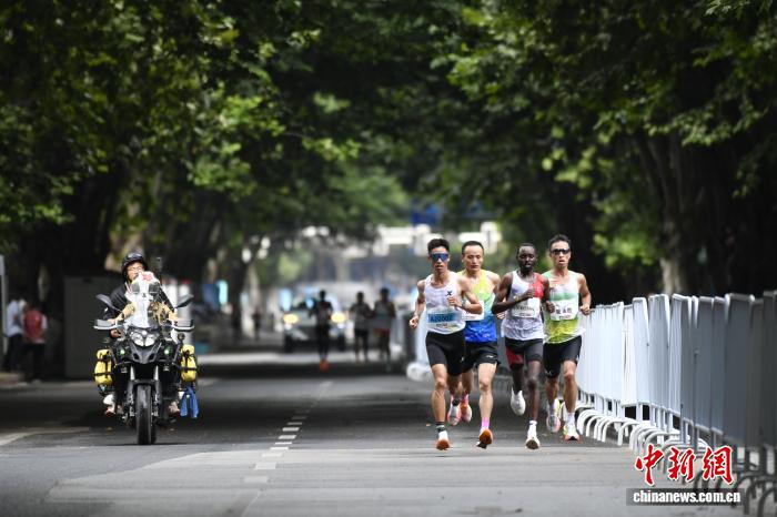 2025六盘水马拉松：3.2万跑者迎清凉赛道 破纪录成