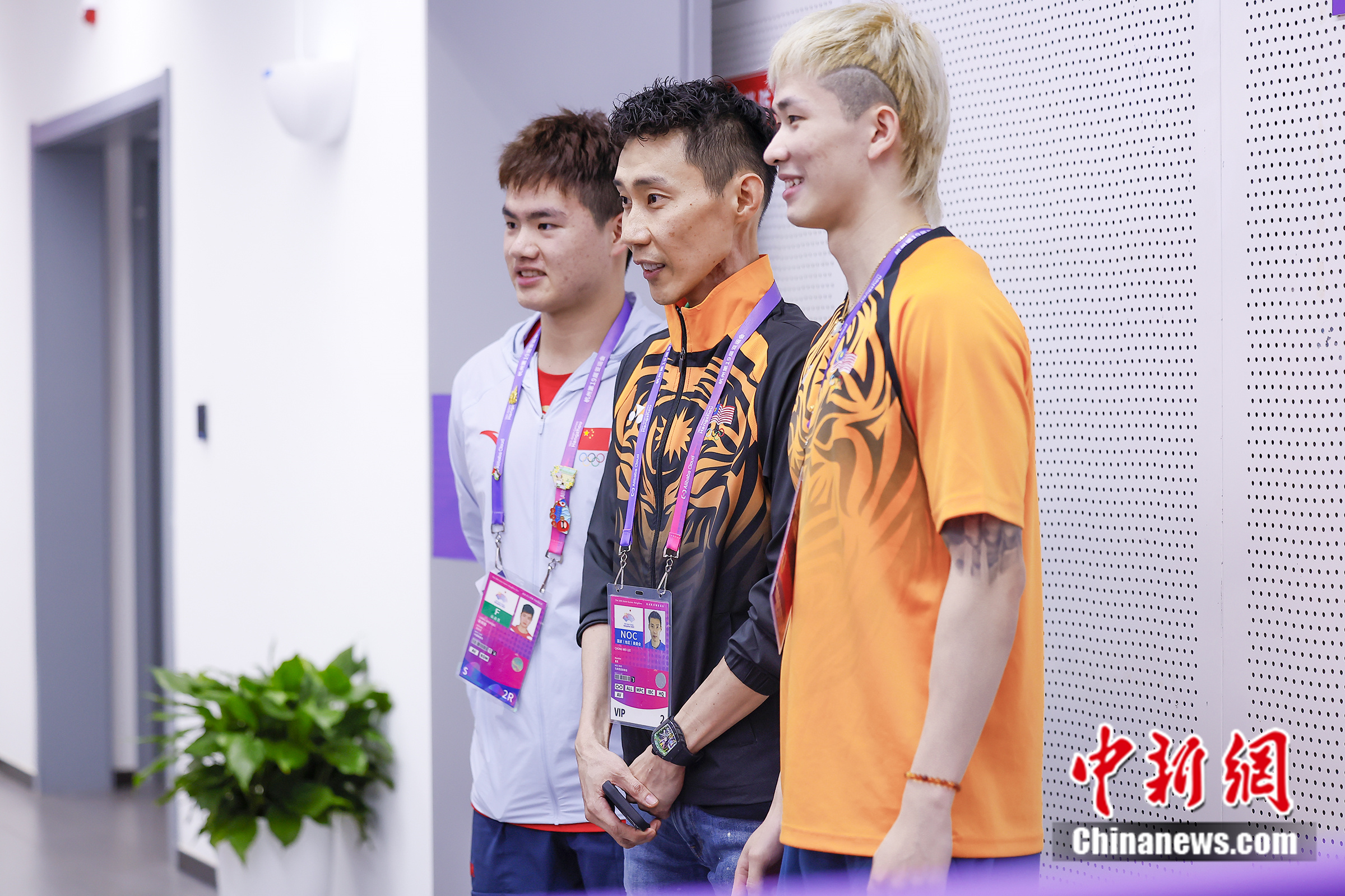 传奇羽将李宗伟现身亚运赛场 国羽新星争相合影