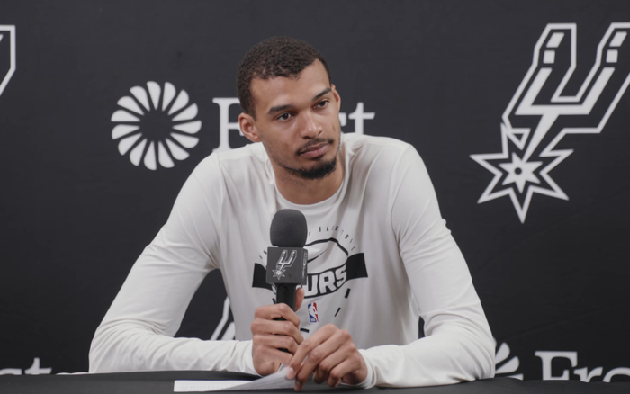 文班亚马砍下32+12+8马刺大胜黄蜂 谈护踝与季后赛