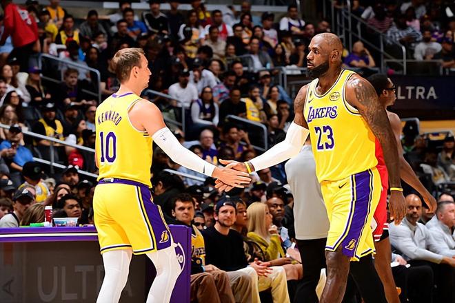 湖人豪取四连胜登顶西部第三 肯纳德惨遭19分3