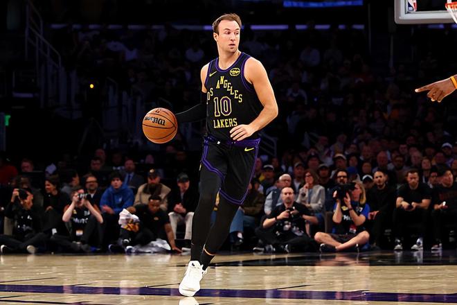 湖人豪取四连胜登顶西部第三 肯纳德惨遭19分3