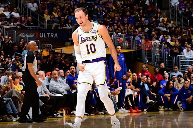 湖人豪取四连胜登顶西部第三 肯纳德惨遭19分3