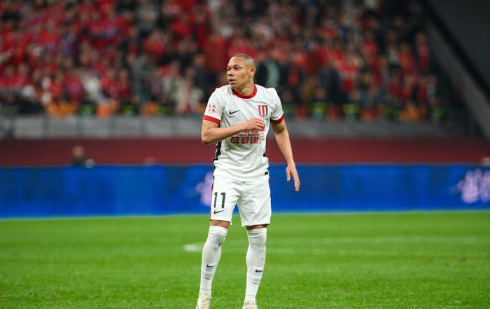 蓉城主帅换下韦林顿-席尔瓦引冲突 巴西射手怒砸