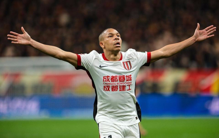 蓉城主帅换下韦林顿-席尔瓦引冲突 巴西射手怒砸