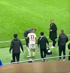 蓉城主帅换下韦林顿-席尔瓦引冲突 巴西射手怒砸