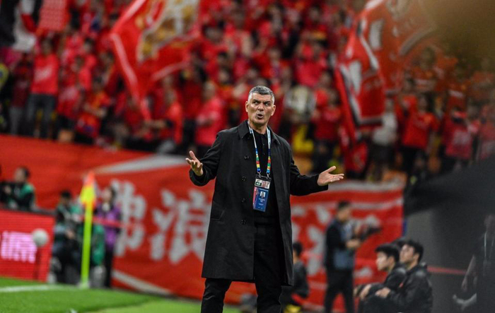 蓉城主帅换下韦林顿-席尔瓦引冲突 巴西射手怒砸