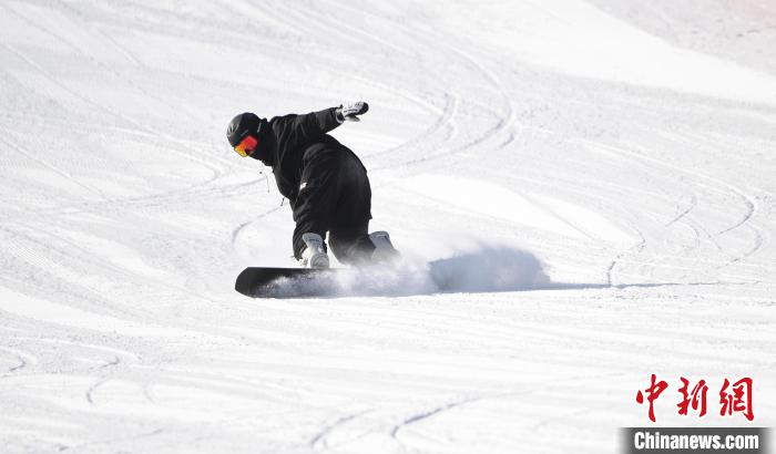 黄土高原雪道掀起速度与激情：兴隆山滑雪场成